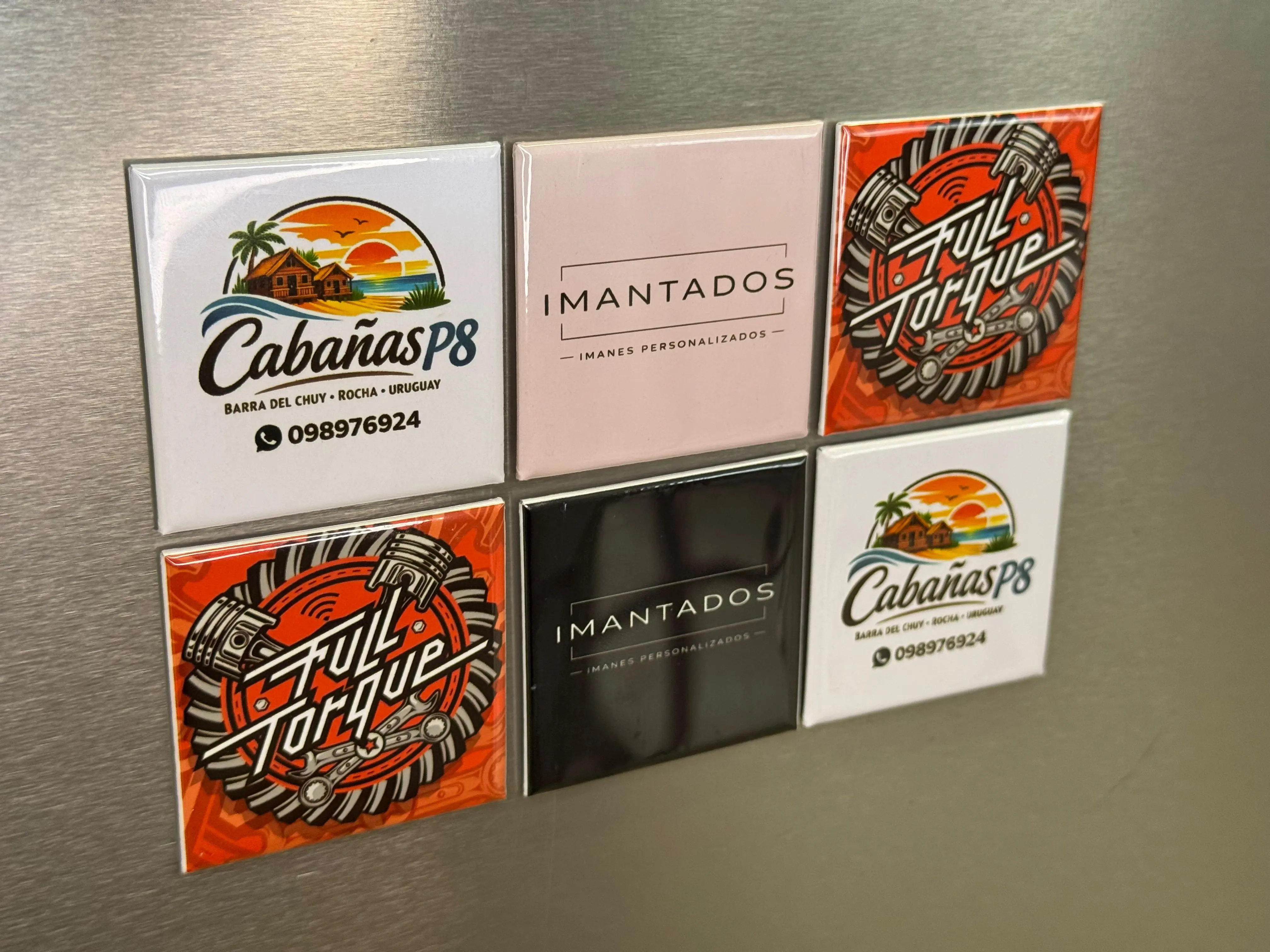 Iman personalizado con foto de boda siendo colocado en heladera